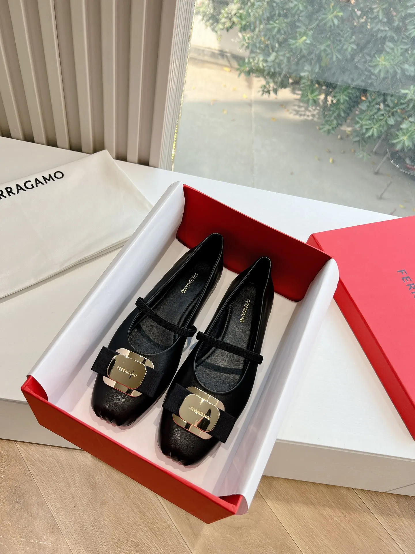 👟👟Ex-factory price 520👟👟 A one-to-one replica of the original version of the top-notch FERRAGAMO women's new version of Vara nameplate ballet flats, which are indeed more stunning on the feet~Bow-tie, flat shoes that combine beauty and beauty, are very versatile, and will not tire your feet when worn. It is definitely a pair that is worth buying! Fabric: Imported sheepskin Lining: sheepskin Code number: 35-39 (40/41 customization is non-returnable and non-exchangeable)